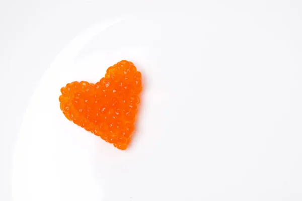 Cuore di caviale rosso su un piatto — Foto Stock