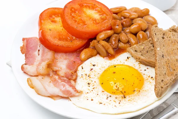 Tradiční anglickou snídani smažená vajíčka, slanina, fazole — Stock fotografie