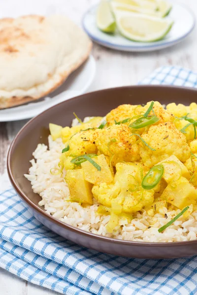 Curry vegetal com couve-flor e arroz, close-up — Fotografia de Stock