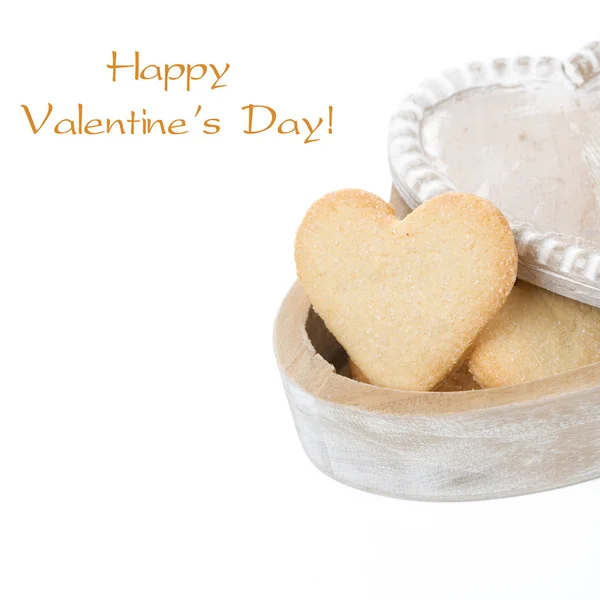 Caixa de madeira com biscoitos na forma de coração, isolado em branco — Fotografia de Stock