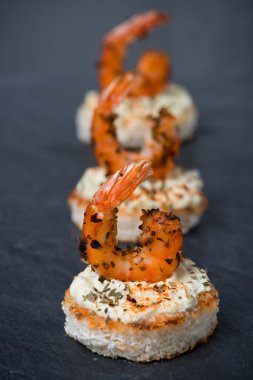 meze ile baharatlı karides tost, yakın çekim