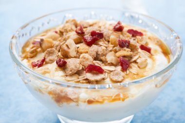 Akçaağaç şurubu, granola ve fındık ile doğal yoğurt tatlısı