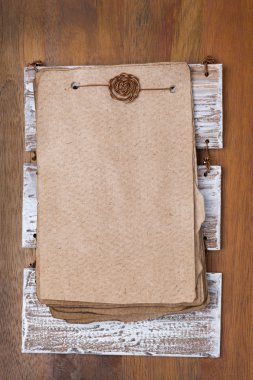 Vintage yaprak kağıt tarifi ahşap taban, en iyi görünüm için