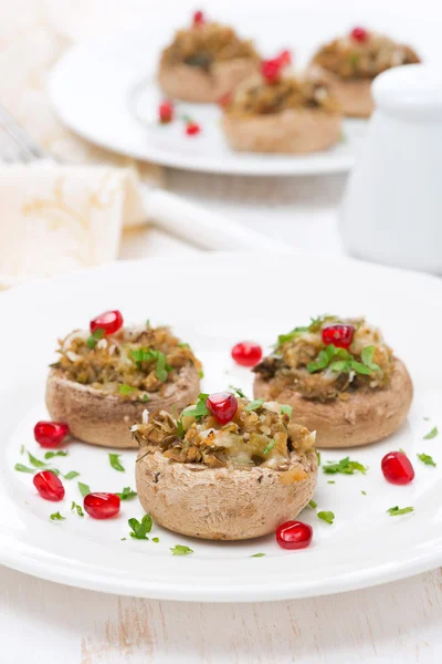 Aperitivo - champiñones rellenos con hierbas y semillas de granada —  Fotos de Stock