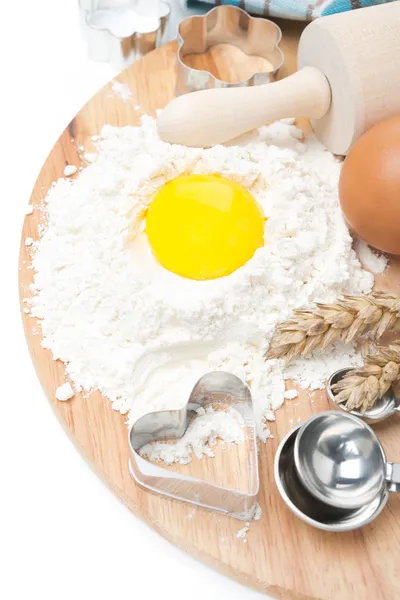 Bakning ingredienser, mjöl, ägg, mäta skedar och bakning former — Stockfoto