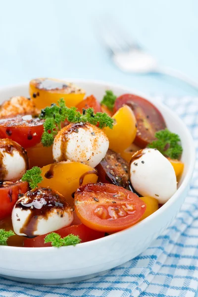 Ciotola di insalata con mozzarella, salsa balsamica, pomodorini — Foto Stock