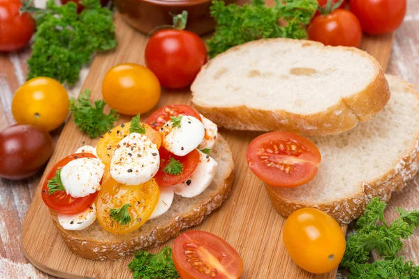 Ciabatta met mozzarella en kleurrijke cherry tomaten — Stockfoto