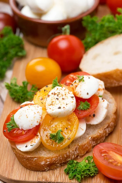 Ciabatta mozzarella ve renkli kiraz domates, yakın çekim — Stok fotoğraf