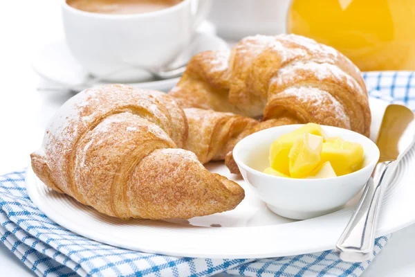 Croissants con mantequilla, espresso y zumo de naranja para el desayuno — Foto de Stock