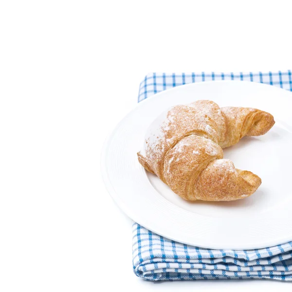 Frisches Croissant auf einem Teller, isoliert — Stockfoto