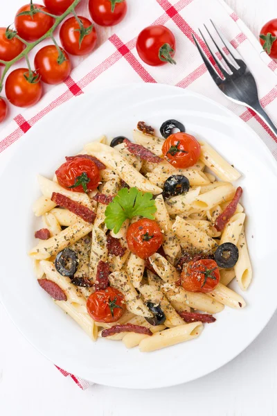 Pasta con salchichas, tomates y aceitunas, vista superior —  Fotos de Stock