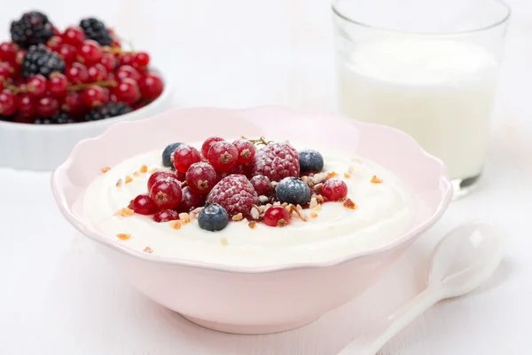 Grießbrei mit frischen Beeren, Nüssen und einem Glas Milch — Stockfoto