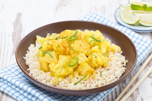 Thai food - vegetable curry with cauliflower and rice — Stock Photo, Image
