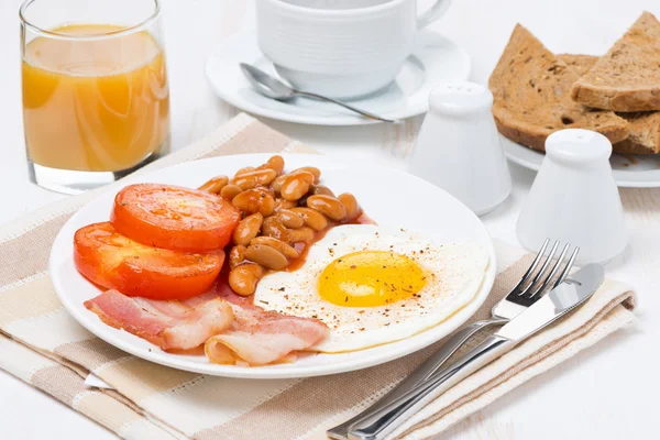 Tradiční anglickou snídani, kávu a džus — Stock fotografie