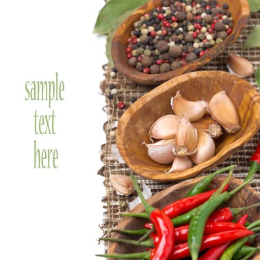 sarımsak ve baharat izole kase,