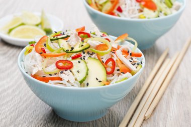İki kase sebze, pirinç noodle ve tavuk ile Tay salatası