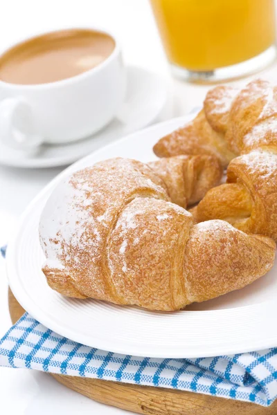 Croissants em um prato, café expresso e suco de laranja — Fotografia de Stock