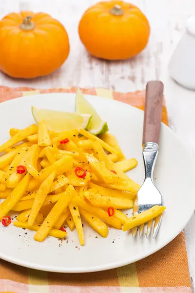 Salát z pečené dýně s limetkou a chilli na desku — Stock fotografie