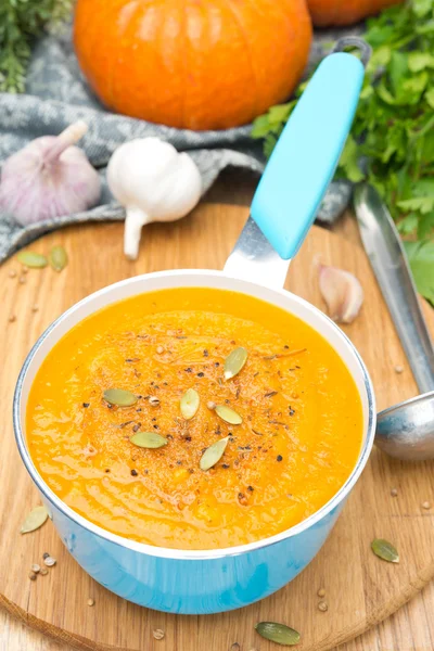 Soupe de citrouille épicée avec coriandre dans une casserole bleue, vue sur le dessus — Photo