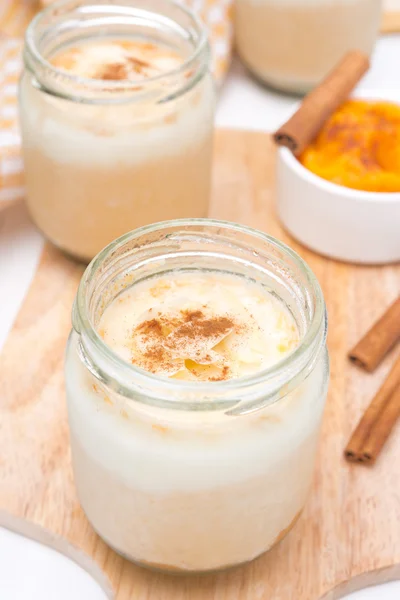 Yogurt with spiced pumpkin puree, top view — Stock Photo, Image