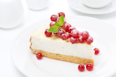tabak taze kırmızı kuş üzümü ile vanilyalı cheesecake