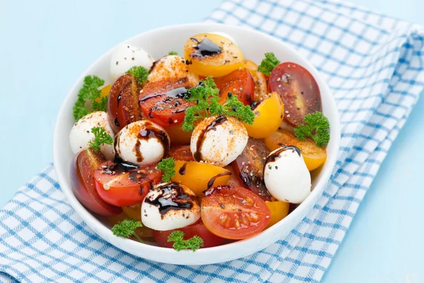 Skål med sallad med tomater, mozzarella och balsamico sås — Stockfoto