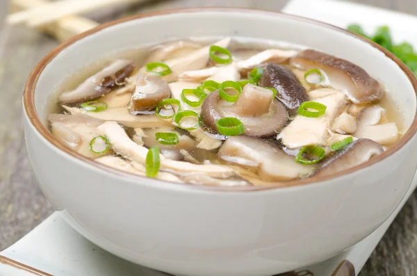 Cibo cinese - ciotola di minestra con pollo, funghi shiitake — Foto Stock