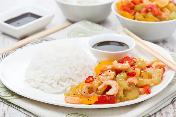 Comida chinesa - arroz e legumes com camarão — Fotografia de Stock
