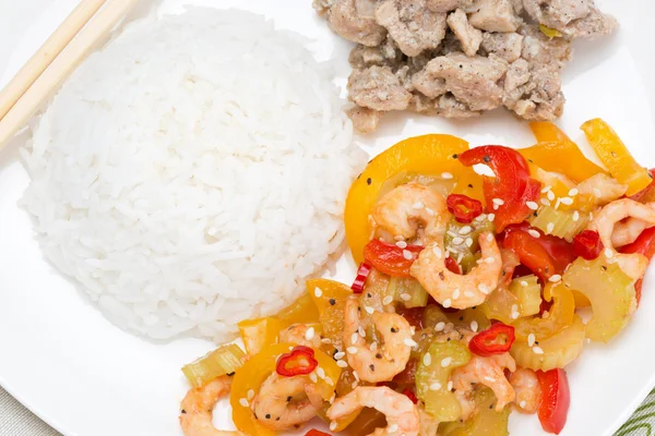 Comida chinesa - arroz, frango e legumes com camarão, close-up — Fotografia de Stock