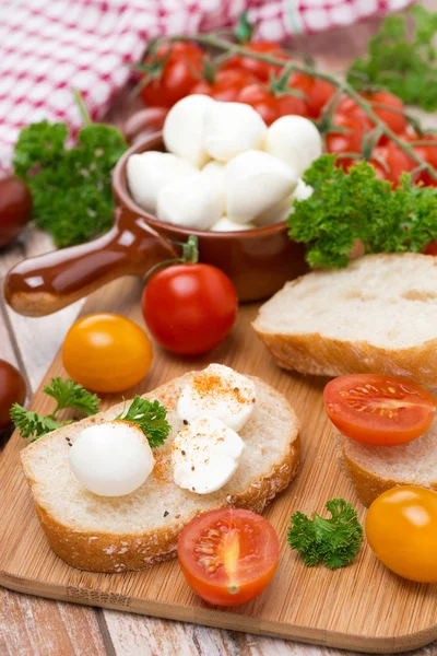 Ciabatta, Mozzarella, frische Kräuter und bunte Kirschtomaten — Stockfoto