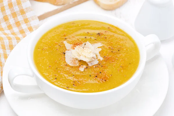 Крем-суп из желтой чечевицы с овощами, вид сверху — стоковое фото