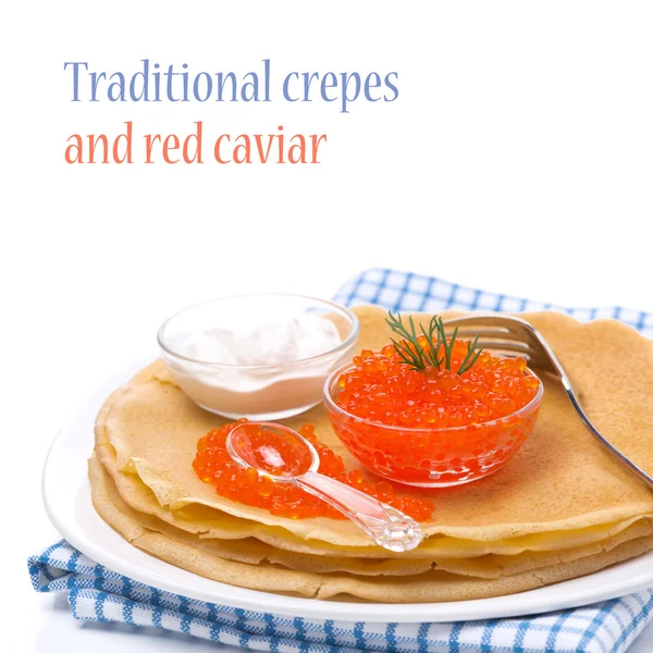 Deliciosas crepas con caviar rojo y crema agria, aisladas — Foto de Stock