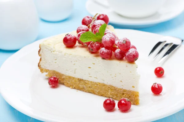 Pedaço de cheesecake com groselha vermelha na placa — Fotografia de Stock