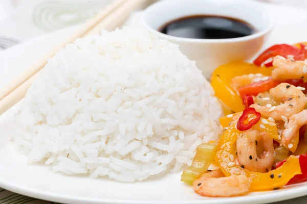 Arroz branco e legumes com camarão, close-up — Fotografia de Stock