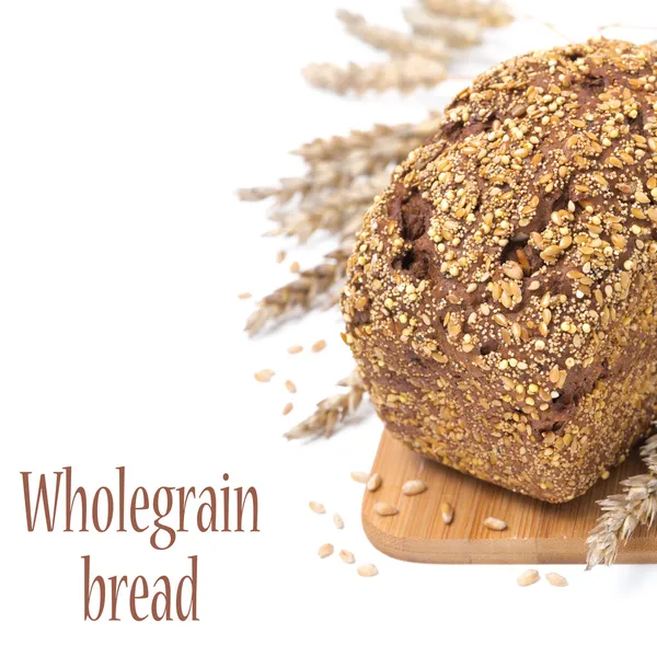 Gehele korrel brood met zaden, geïsoleerd — Stockfoto