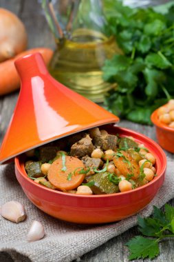 sığır eti, nohut, sebze ve otlar ile tagine