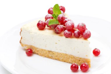 bir plaka üzerinde kırmızı kuş üzümü ile vanilyalı cheesecake