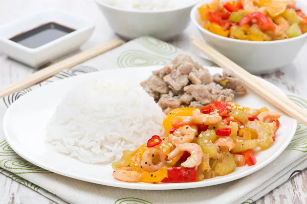 Comida chinesa - arroz, frango e legumes com camarão — Fotografia de Stock