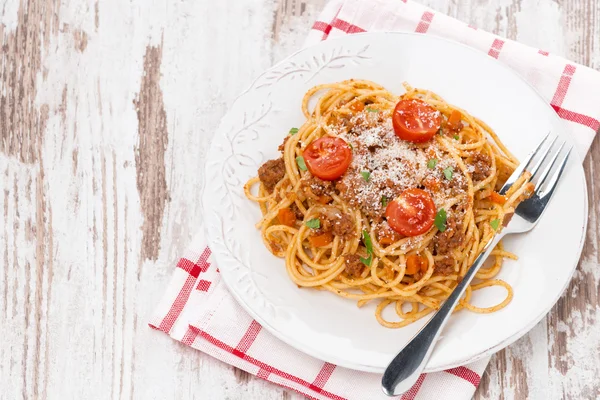 Un piatto di spaghetti bolognese su tavola di legno — Foto Stock