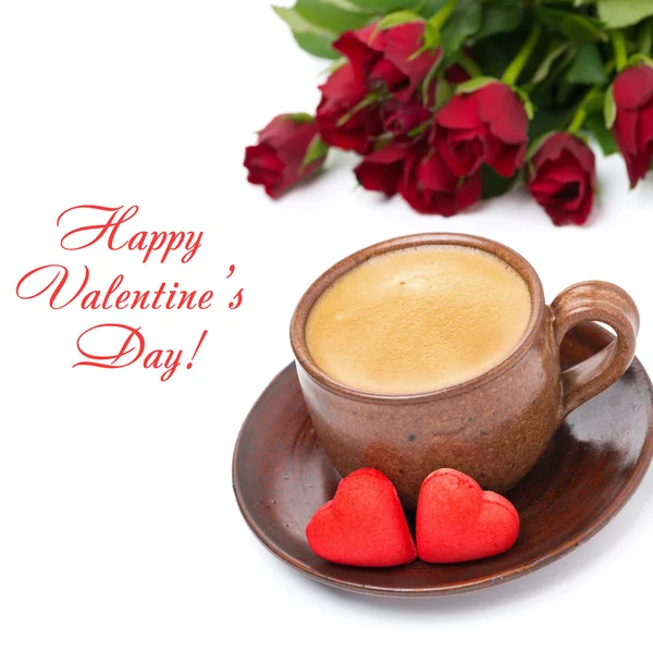 Кофе, конфеты и красные розы на День Святого Валентина, вид сверху — стоковое фото