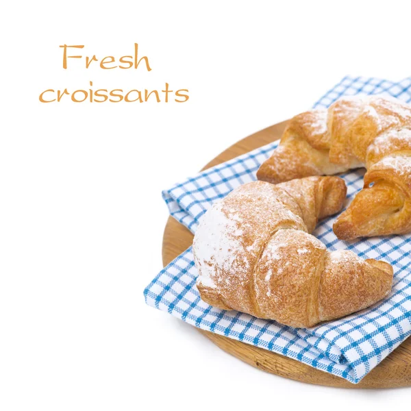 Frische Croissants auf einem Holzbrett, isoliert — Stockfoto
