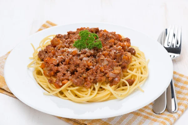 La pasta - los espaguetis boloñés en el plato blanco — Foto de Stock