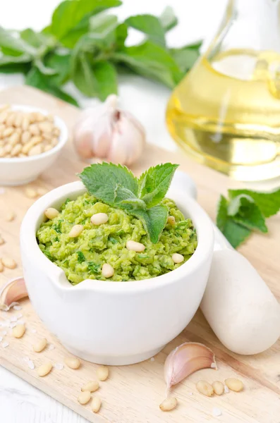 Pesto met groene erwten en mint — Stockfoto