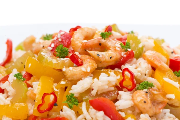 Arroz com legumes e camarões, close-up, isolado — Fotografia de Stock