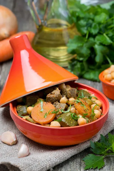 Tagine com carne bovina, grão de bico, legumes e ervas — Fotografia de Stock