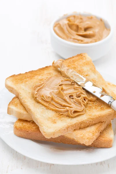 Toast met pindakaas, verticale — Stockfoto