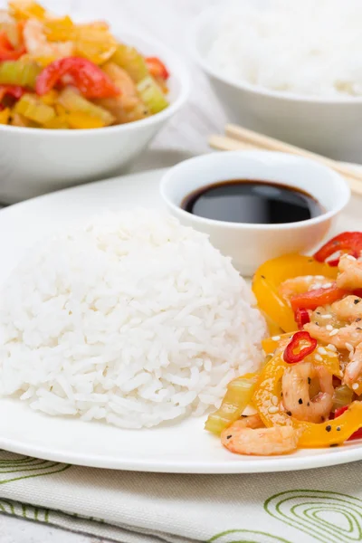새우와 야채와 함께 흰 쌀 — 스톡 사진