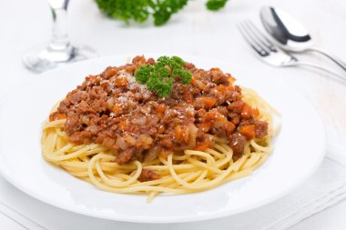 Beyaz bir tabak spagetti bolognese bölümü