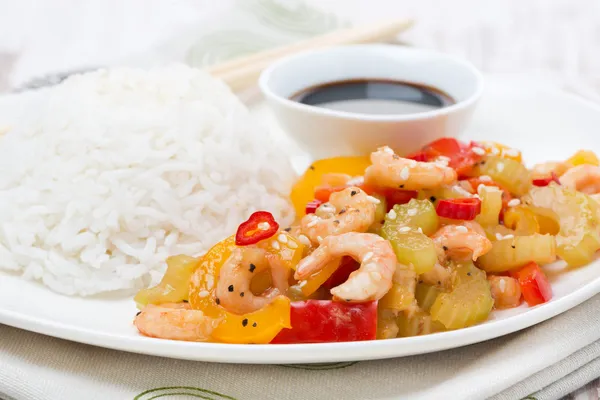 Chinesisches Essen, weißer Reis und Gemüse mit Garnelen, Nahaufnahme — Stockfoto