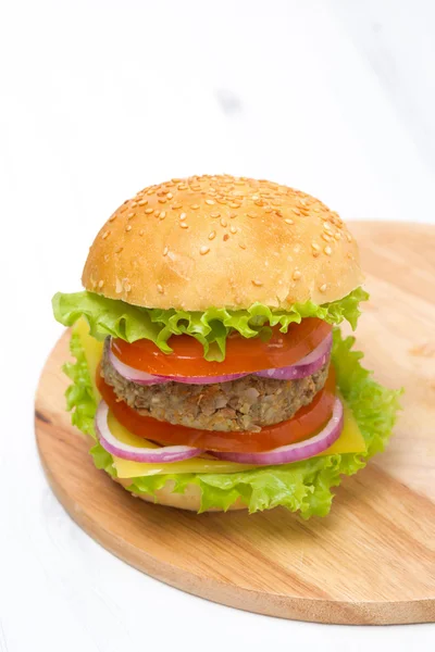 Burger with a vegetarian cutlet and fresh vegetables — Stock Photo, Image